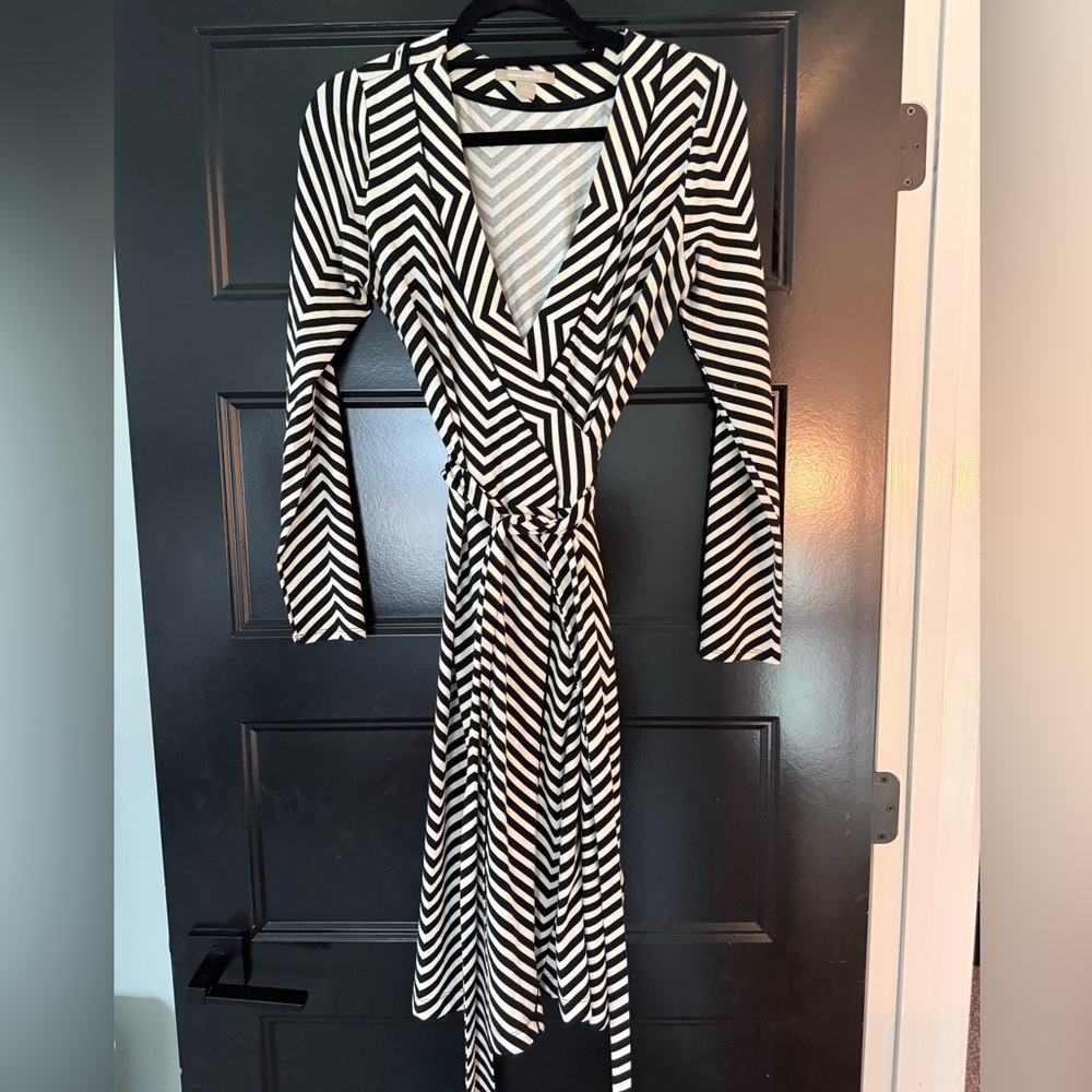 Black and white size small Banana Republic wrap dress in EUC